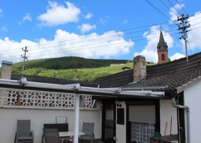 Ein Foto der Terasse der Ferienwohnung in St. Martin, im Hintergrund ist der Kirchturm zu sehen.