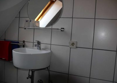 Foto eines Waschbeckens mit Spiegel